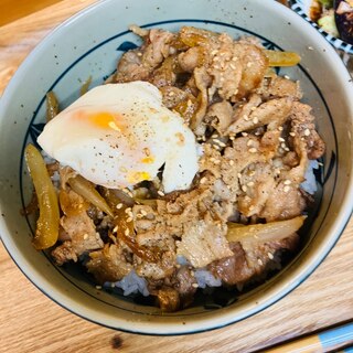 豚こまと新玉ネギの甘辛丼温玉のせ